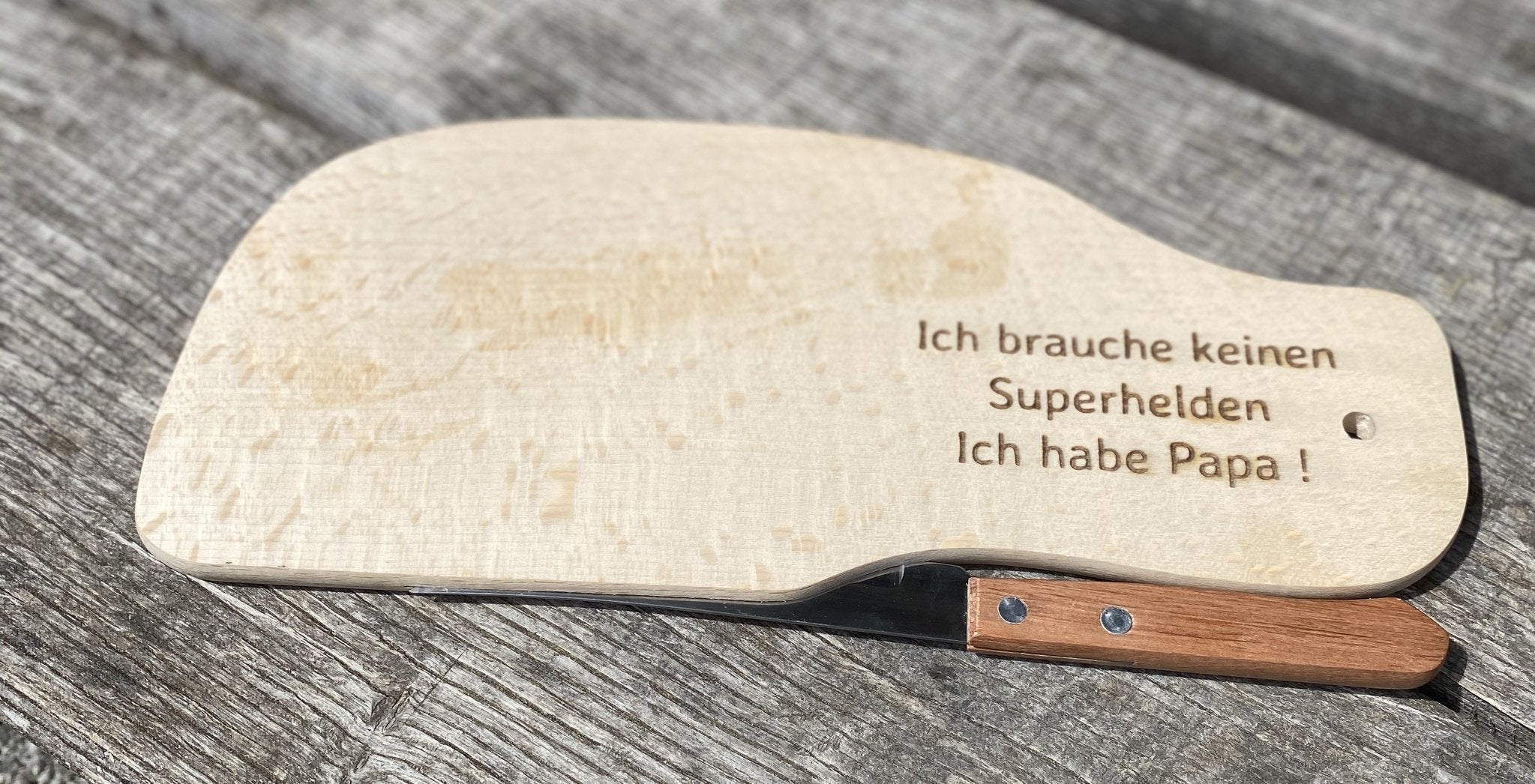 Personalisiertes Messer-Holzbrett mit feinsten Wurstspezialitäten